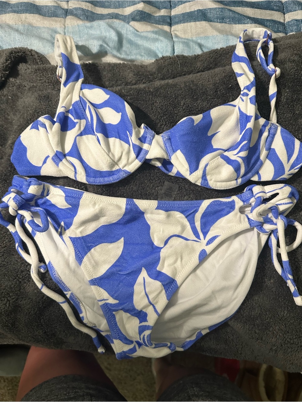 Many different bathing suits - Picture 6 of 7